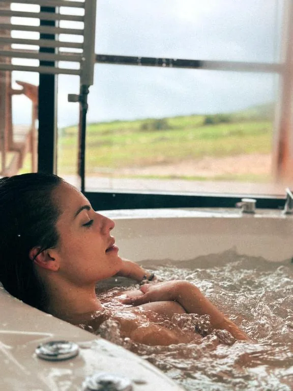 Camera con letto matrimoniale extra large e vasca idromassaggio — Niditas Suites & Horses