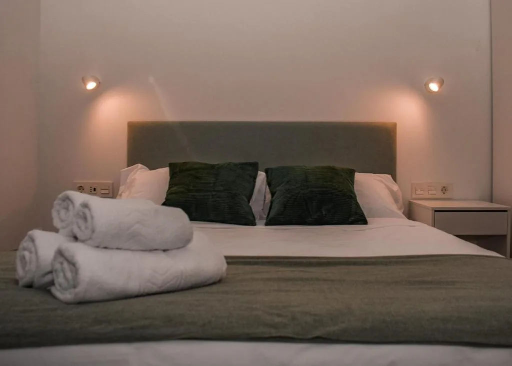 Chambre double avec salle de bains privative — NIDOM experience