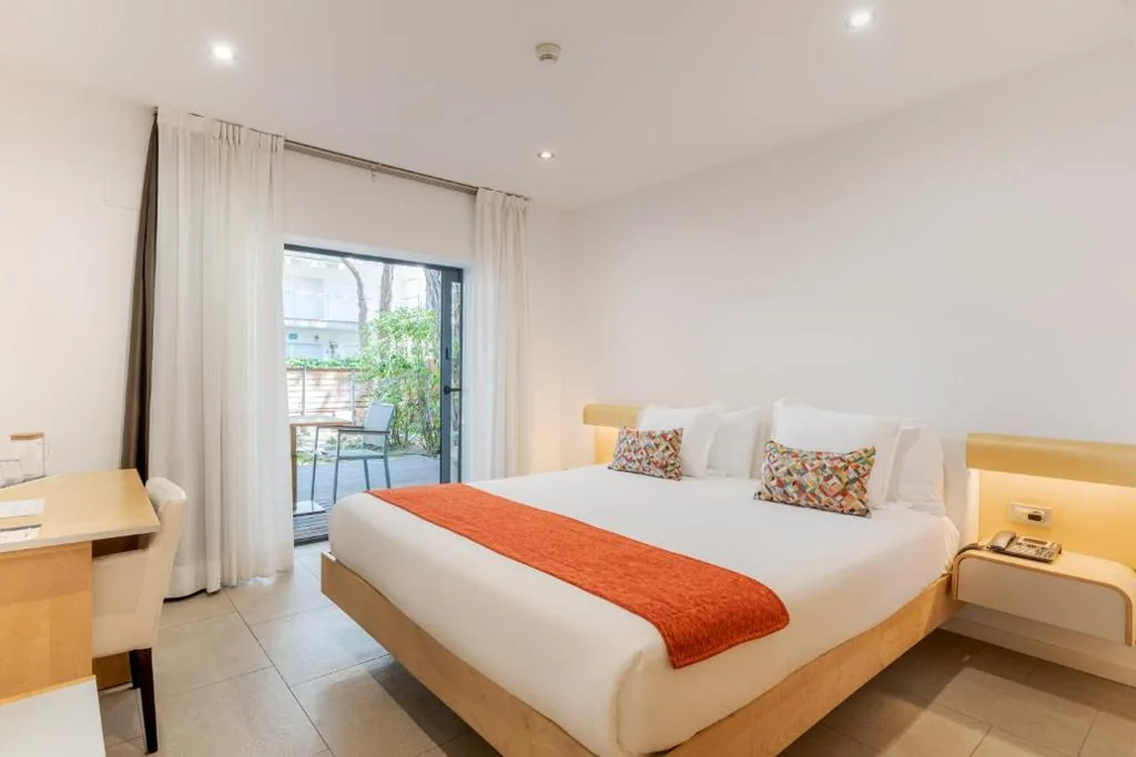 Habitación Doble Superior con terraza — NM Suites by Escampa Hotels