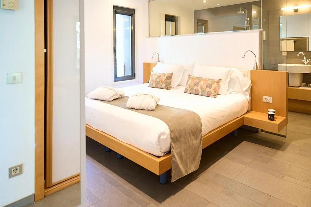 Suite con bañera de hidromasaje — NM Suites by Escampa Hotels