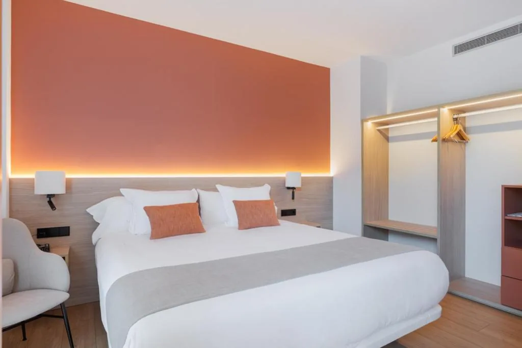 Suite Junior con vistas a la piscina — NM Suites by Escampa Hotels