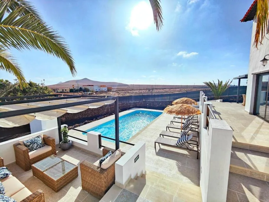 Villa — No 2. Stunning 4-Bedroom Villa with Large Pool