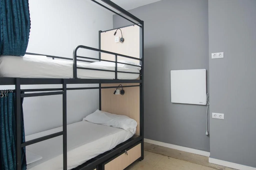 Bed in vrouwenslaapzaal met 4 bedden en gedeelde badkamer — No Limit Barcelona Central