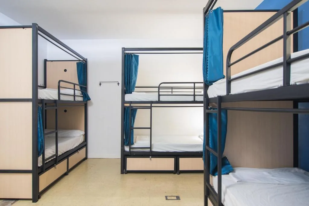 Bed in gemengde slaapzaal met 6 bedden en gedeelde badkamer — No Limit Barcelona Central