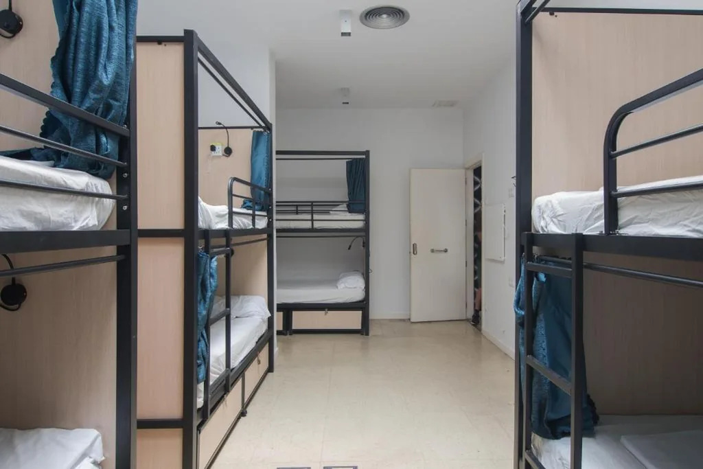Bed in gemengde slaapzaal met 8 bedden en gedeelde badkamer — No Limit Barcelona Central