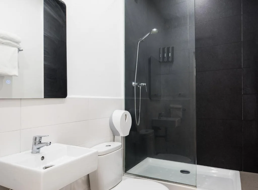 Vierpersoonskamer met eigen badkamer — No Limit Barcelona Central