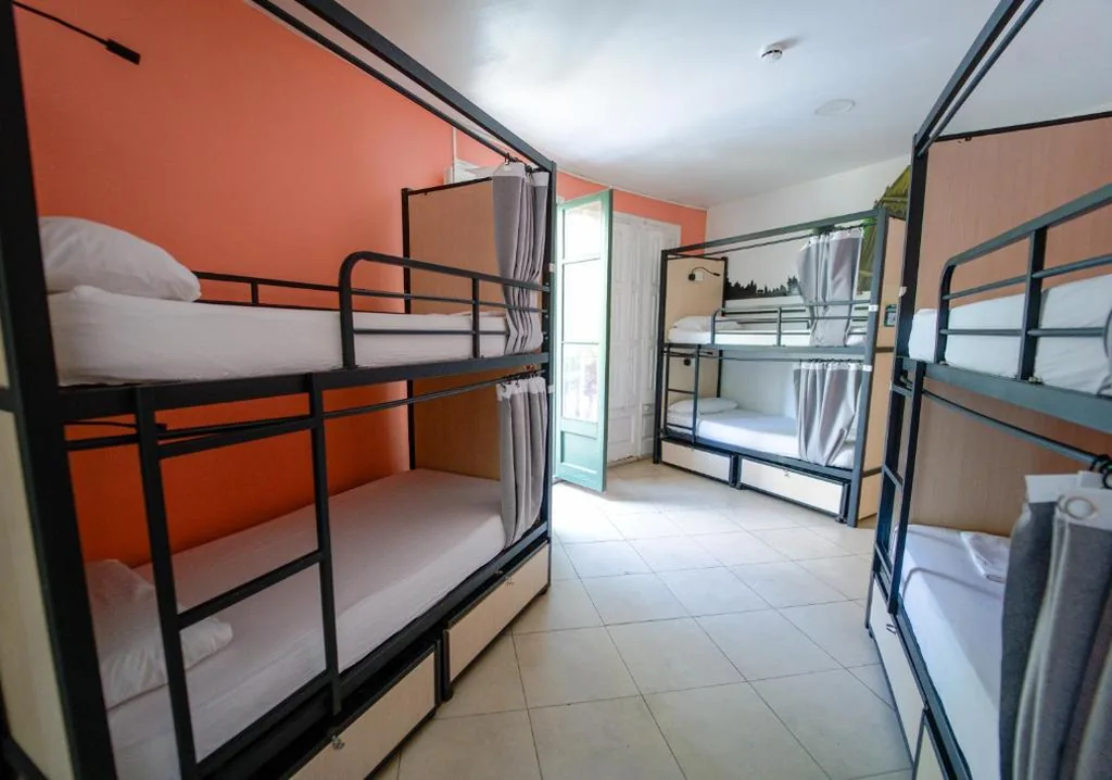 Posto letto in dormitorio femminile da 8 letti con bagno privato — No Limit Hostel Graffiti