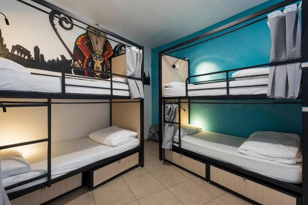 Posto letto in dormitorio misto da 6 letti con bagno — No Limit Hostel Graffiti