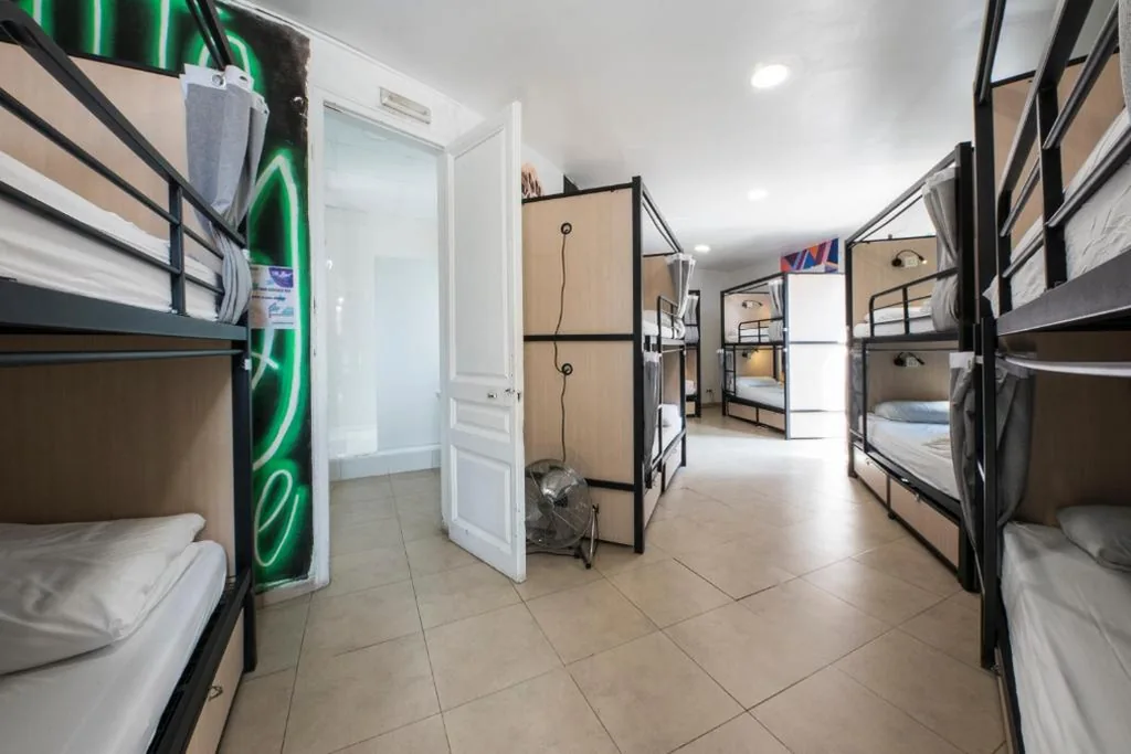Posto letto in dormitorio misto con bagno – 12 letti — No Limit Hostel Graffiti