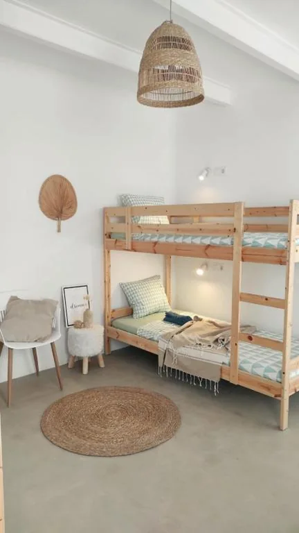 Bett in einem Vierbettzimmer — NOMAD SURF HOUSE
