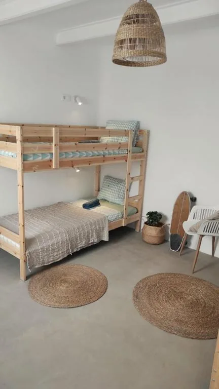 Bett in einem gemischten Vierbettzimmer — NOMAD SURF HOUSE