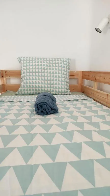 Bett in einem gemischten Vierbettzimmer — NOMAD SURF HOUSE