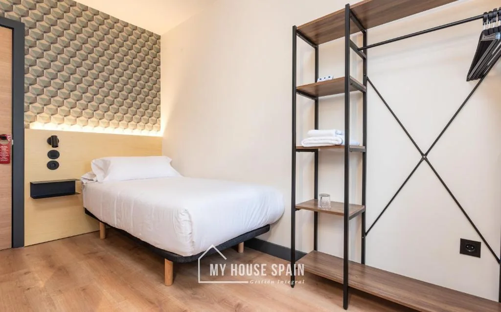 Habitación Individual con baño compartido — Novarooms by MyHouseSpain