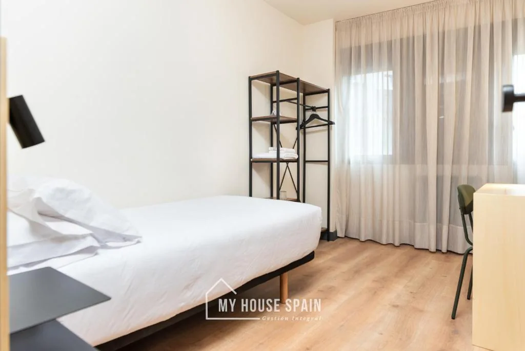 Habitación Individual con baño compartido — Novarooms by MyHouseSpain