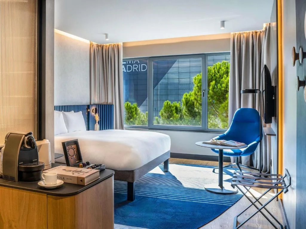 Executive Deluxe-Zimmer mit großem Doppelbett – Deluxe-Gebäude — Novotel Madrid Feria and Airport