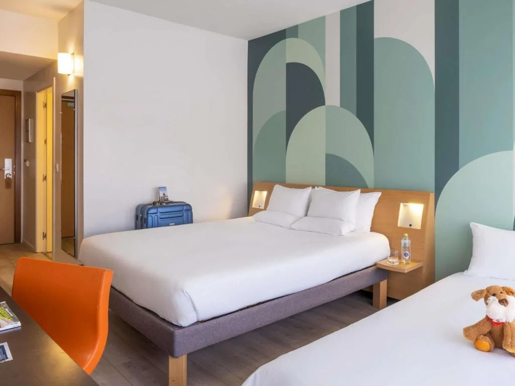 Standard-Zimmer mit großem Doppelbett und Schlafsofa – Plaza-Gebäude — Novotel Madrid Feria and Airport