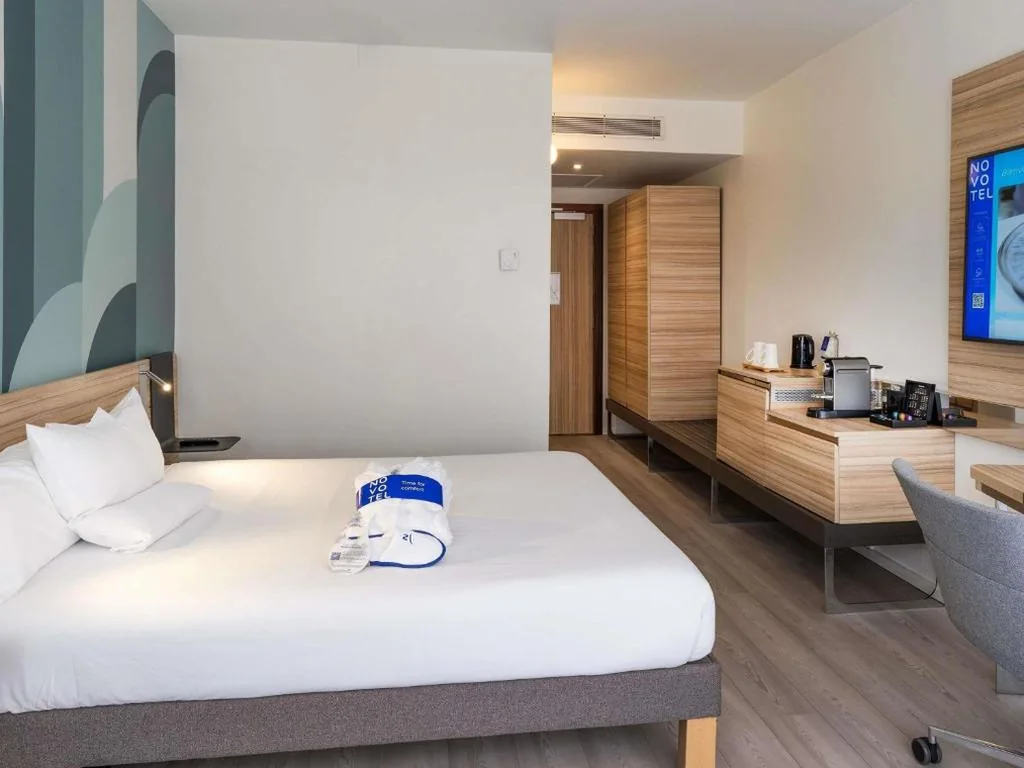 Superior-Zimmer mit großem Doppelbett – Plaza-Gebäude — Novotel Madrid Feria and Airport