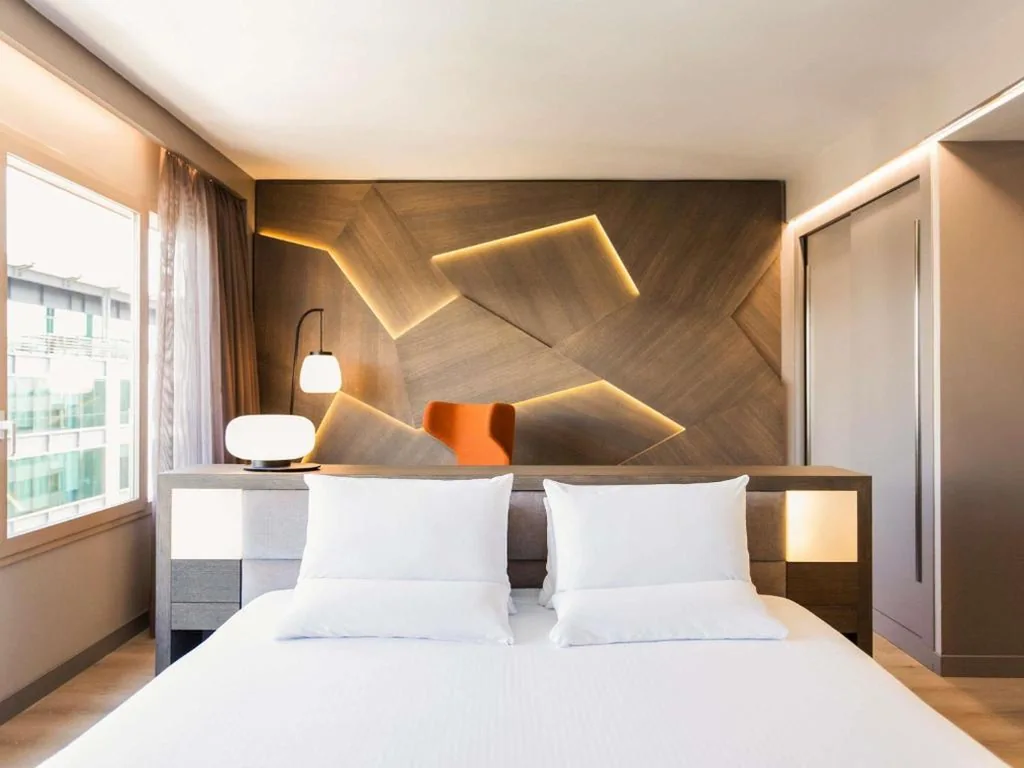 Junior Suite mit großem Doppelbett – Plaza-Gebäude — Novotel Madrid Feria and Airport