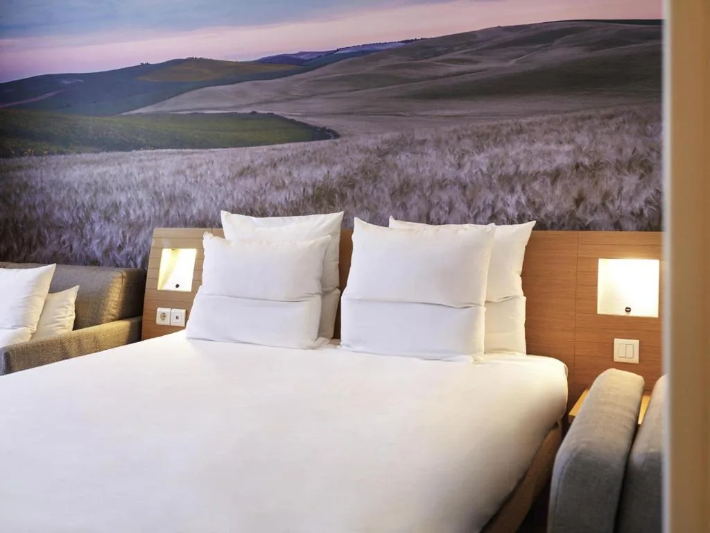 Chambre supérieure avec grand lit et canapé — Novotel Sevilla