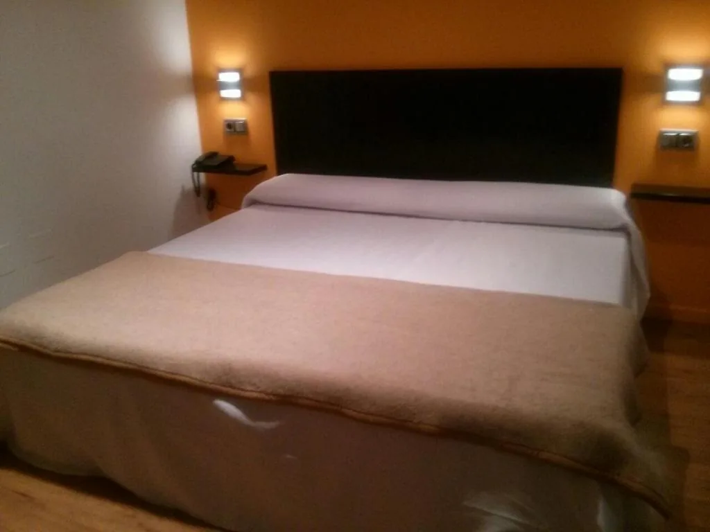 Camera con letto matrimoniale extra-large — NRuta Ponferrada