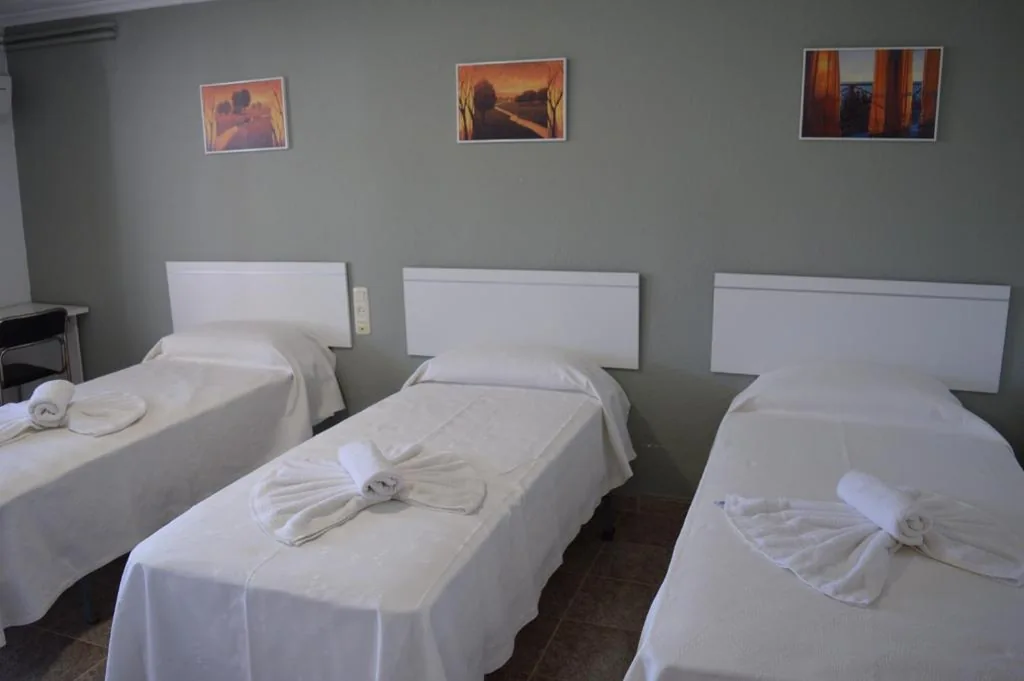 Habitación Triple con baño privado — Nuevo Hotel Capitolio