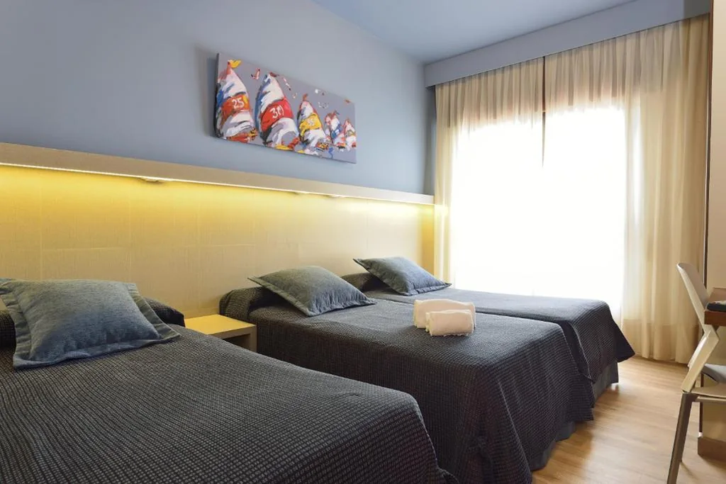 Habitación Doble con cama supletoria — Nuevo Norat Sanxenxo