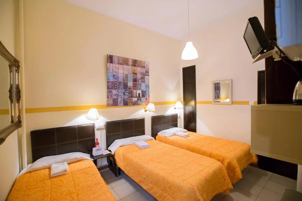 Chambre double avec lit d’appoint et salle de bains commune (3 adultes) — Nuevo Suizo