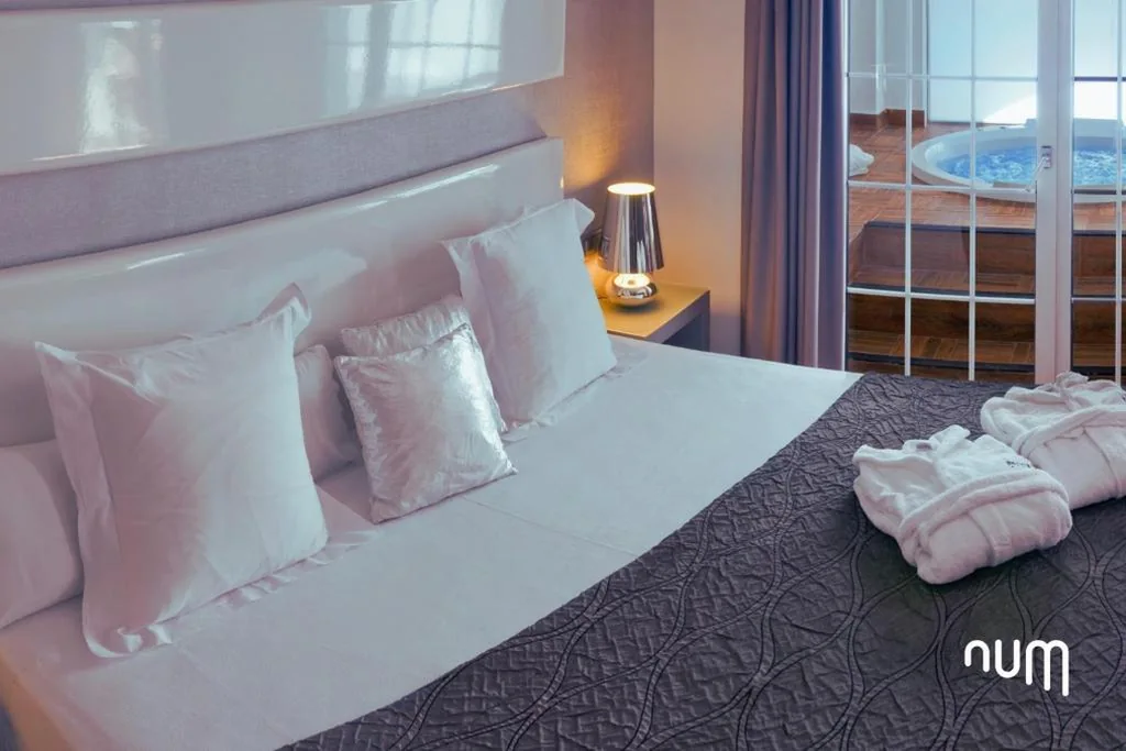 Suite con bañera de hidromasaje - Cama extragrande — Num Hotel