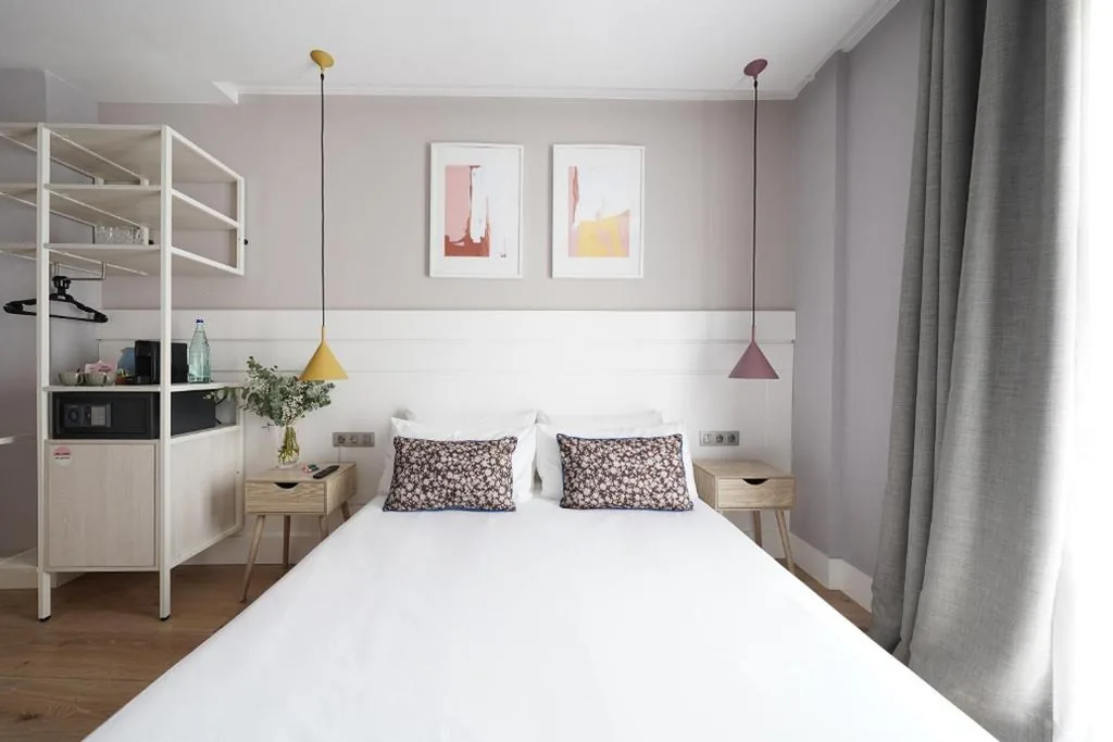 Kleines Zimmer mit Balkon — Numa Barcelona Brio