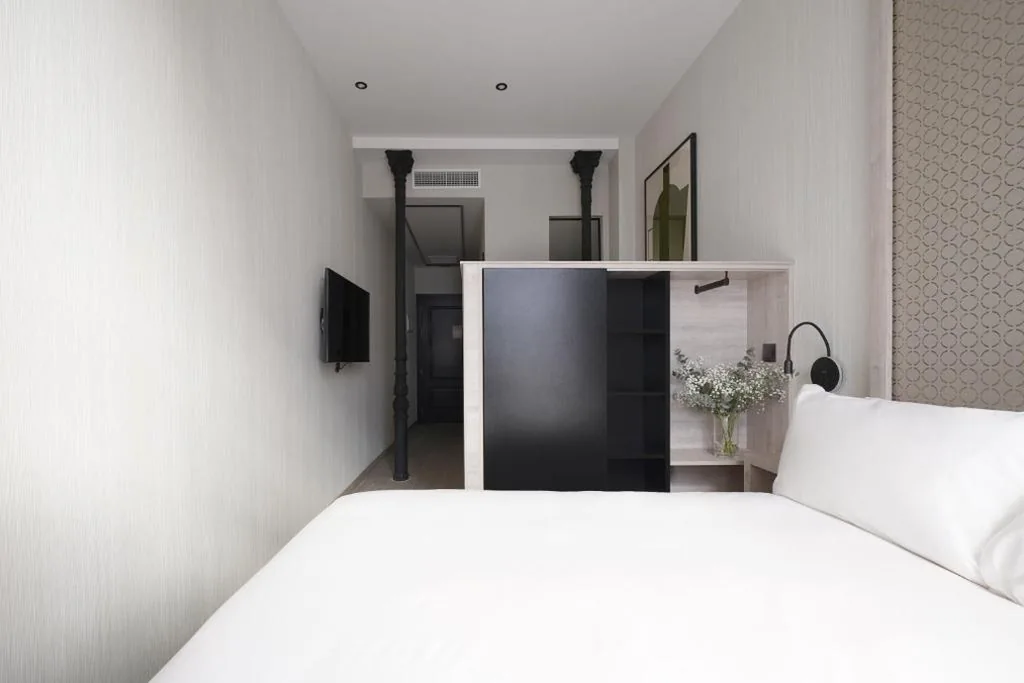 Medium Studio with Kitchenette and Balcony — Numa Madrid Luna