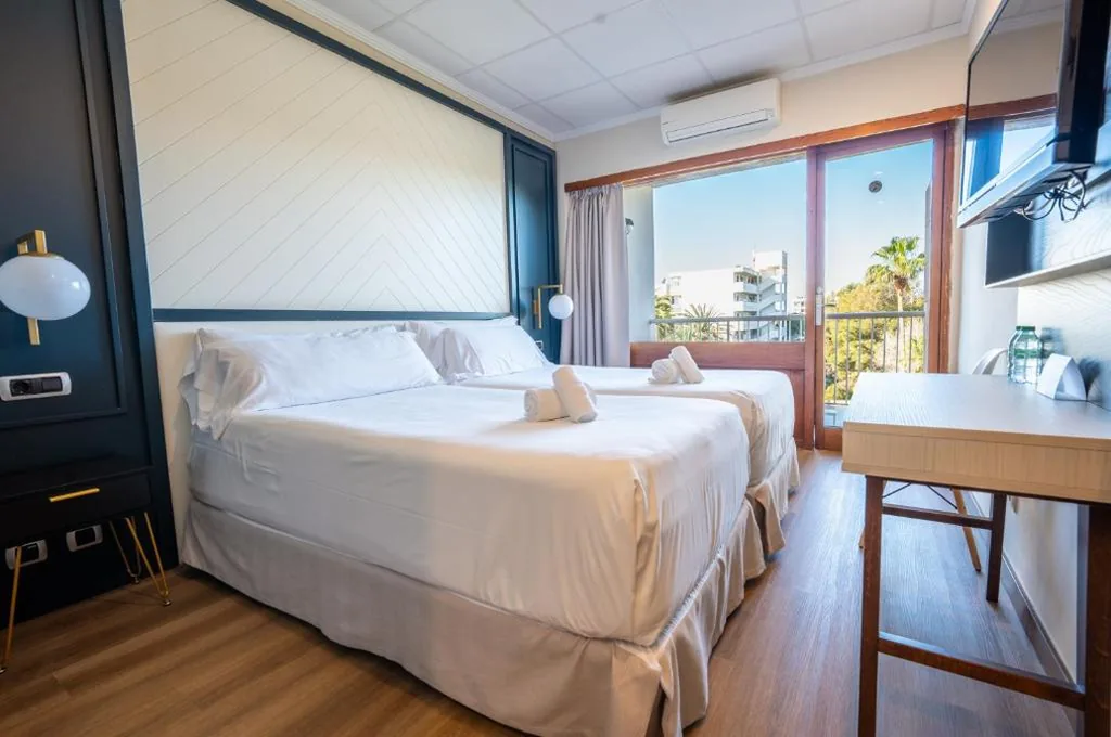 Doppelzimmer mit Balkon - 2 Betten — Nura Condor