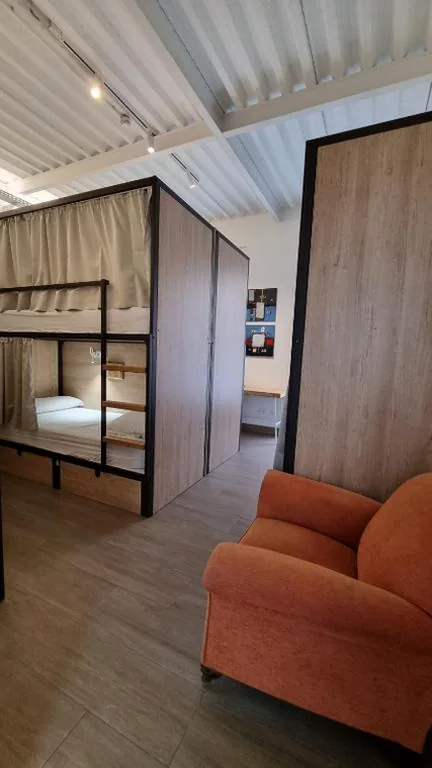 十人混合宿舍床位 — Nut Hostel