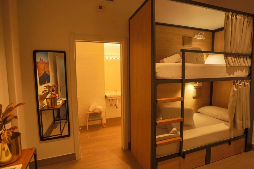 四人混合宿舍床位 — Nut Hostel
