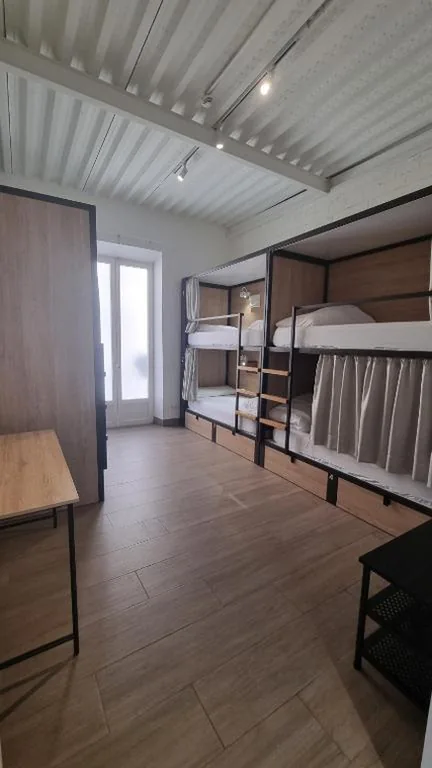 六人混合宿舍床位 — Nut Hostel