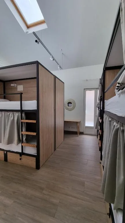 十二人混合宿舍床位 — Nut Hostel