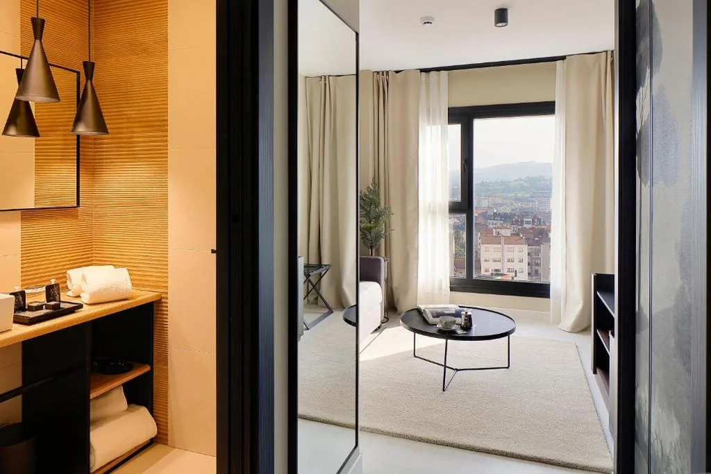 Quarto Duplo Confort com sala de estar — Nuvō Hotel Boutique