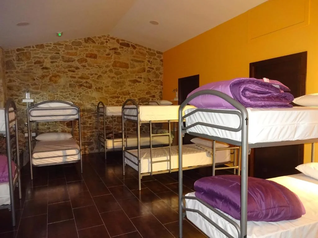 Letto a castello in dormitorio condiviso misto — O Cabanel Albergue-Bar