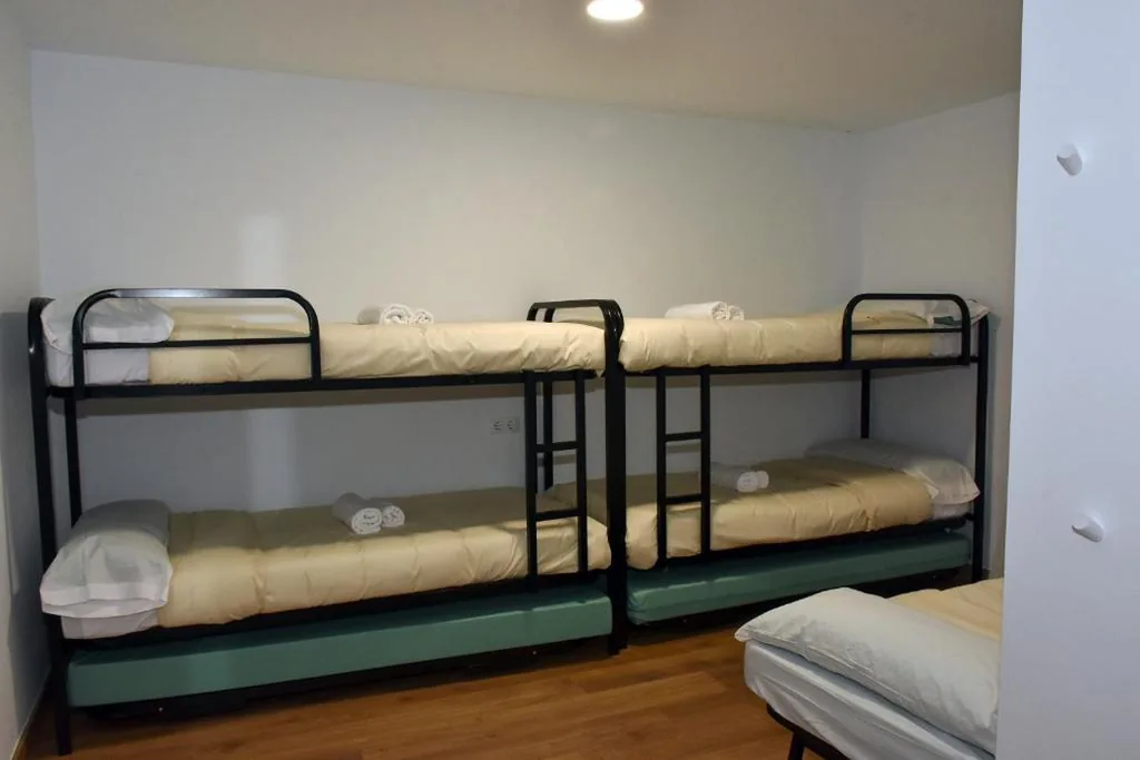 Litera en habitación compartida mixta — O lar Albergue Larouco