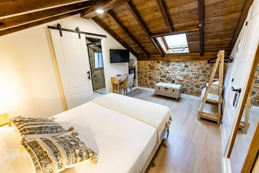 デラックスダブルルーム — O Relax do Río - Casa Molino Boutique, con Jardín y Desayuno en Muxía