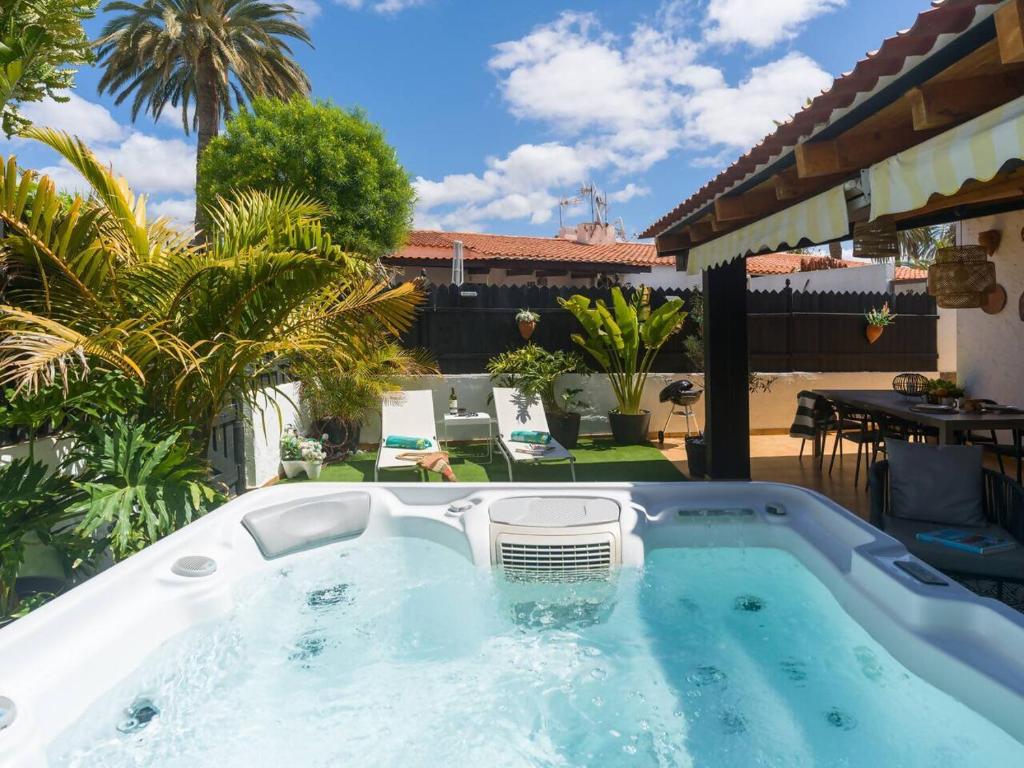 Oasis Beach Home I with private jacuzzi en Playa del Inglés