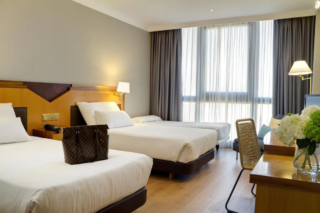 Habitación Familiar (2 adultos y 2 niños) — Oca Puerta del Camino Hotel
