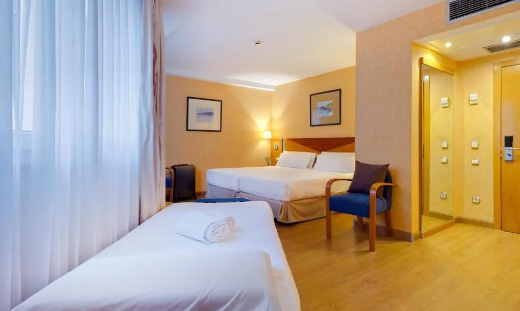 Dreibettzimmer — Oca Villa de Avilés Hotel