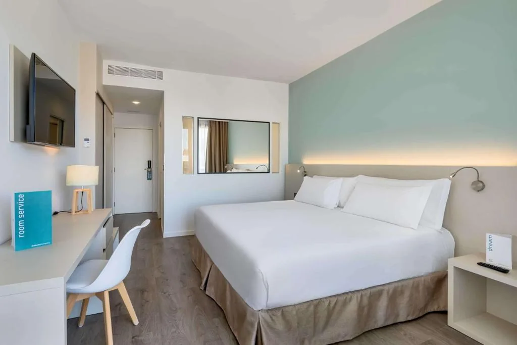 Habitación Doble Superior con terraza y vistas laterales al mar - 1 o 2 camas — Occidental Fuengirola