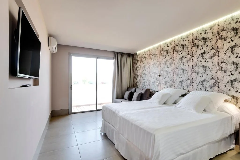 Habitación Doble con terraza (2 adultos + 1 niño) — Occidental Ibiza - All Inclusive