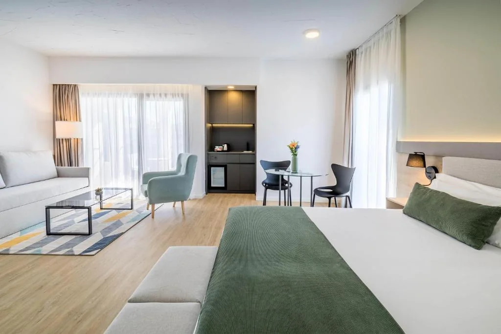Habitación Familiar Deluxe (2 adultos + 2 niños) — Occidental Puerto Banús