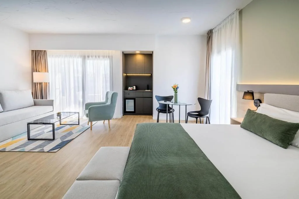 Habitación Triple Deluxe (2 adultos + 1 niño) — Occidental Puerto Banús