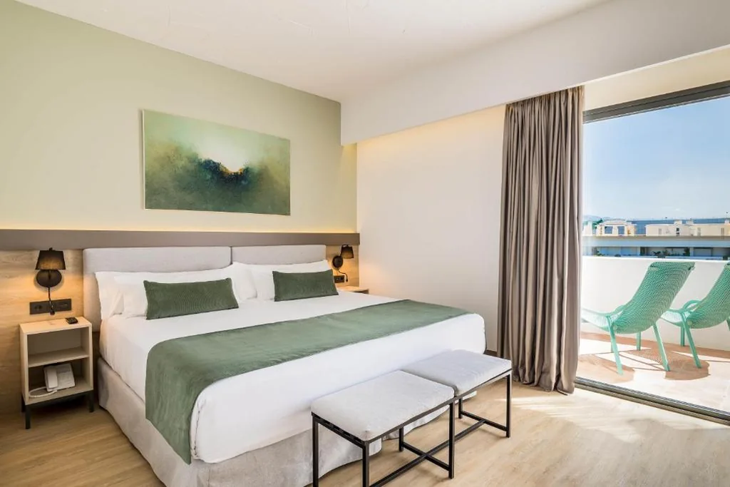 Suite Junior (2 adultos + 1 niño) — Occidental Puerto Banús