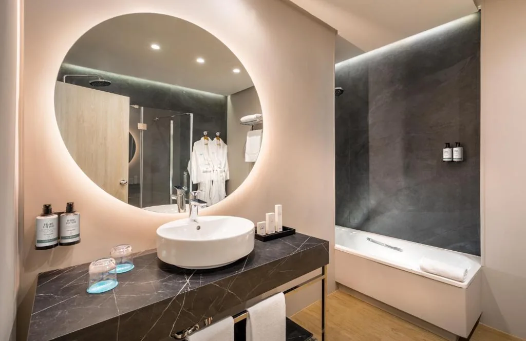 Junior Suite with sofa bed (2 adults+1 child) — Occidental Sevilla Viapol
