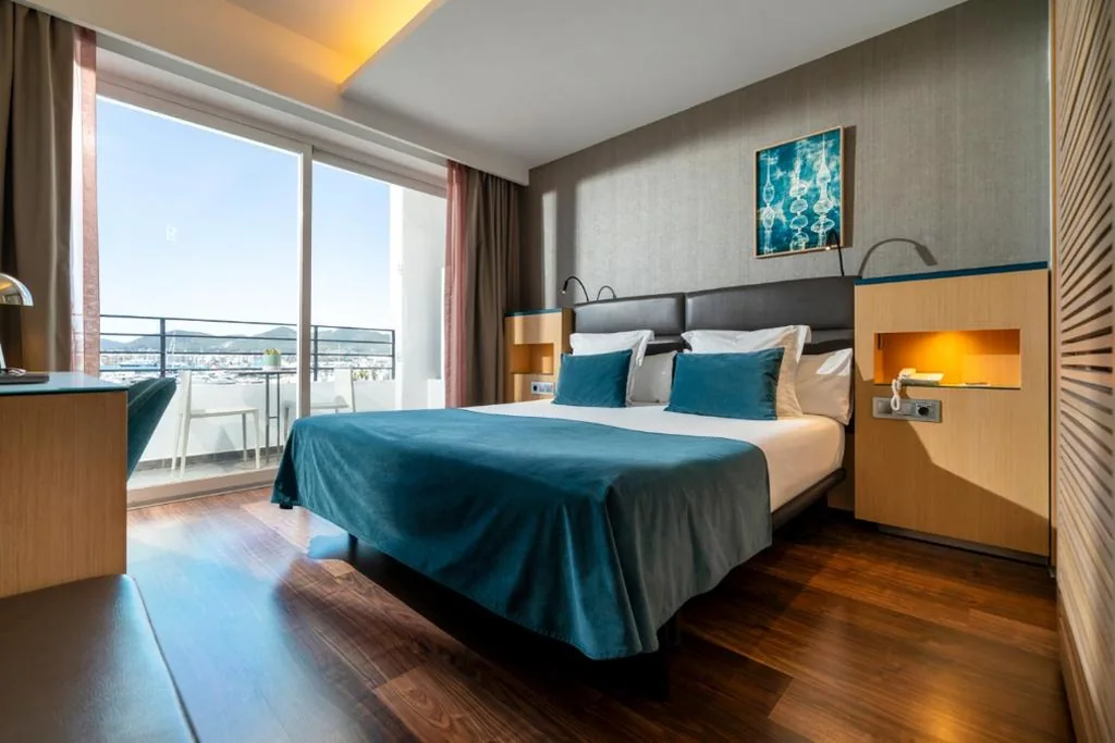 Habitación Deluxe con vistas al mar — Ocean Drive Ibiza
