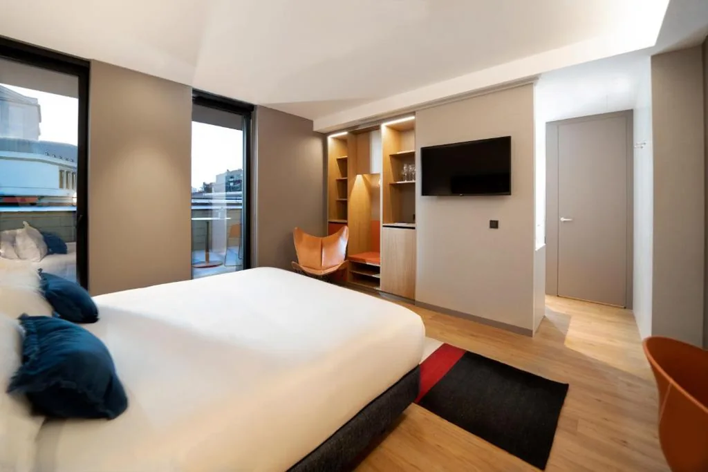 Deluxe-Zimmer mit Terrasse – 1 großes Doppelbett — Ocean Drive Madrid